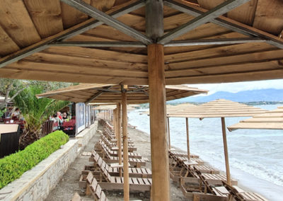 Επαγγελματικός εξοπλισμός παραλίας - ξύλινη ομπρέλα παραλίας με μεταλλική στήριξη