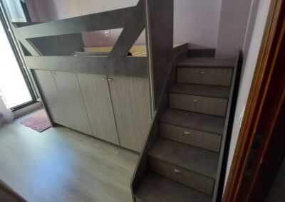 Συνδυασμός κρεββάτι ντουλάπα σκάλα συρταριέρα